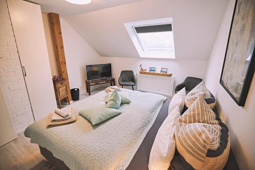 Bildstein's "Kathmandu" Bildstein's "Kathmandu"