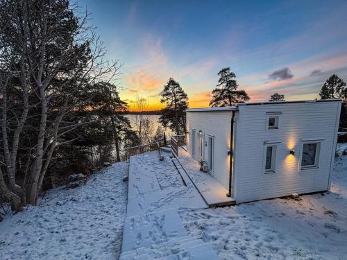 Exterior view, 2x Lake House's-Hot Tub-Stunning View-Private Pier in Bro