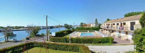 Swimming pool, Belle vue sur l Herault et les bateaux in Agde