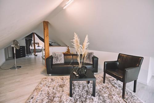 Bildstein's "Kathmandu" Bildstein's "Kathmandu"