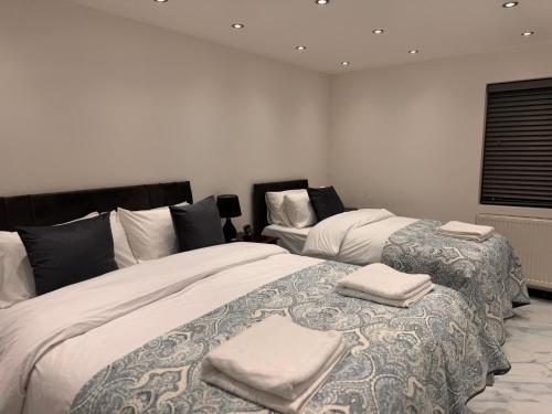 Modern House Apartment Stratford E15 London - Sleeps 2 - 9, Fast Links to Central London, Near O2, Greenwich & Olympic Park, Child-Friendly Garden, Free Parking, Free WiFi, Londyn (zdjęcie 9)