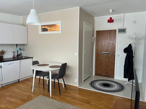 Metsästäjänkadun yksiö (Metsastajankadun yksio) in คอกโกลา คาเลอบี