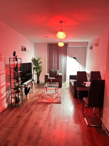 2 Bedroom Apartment with City View, Birmingham