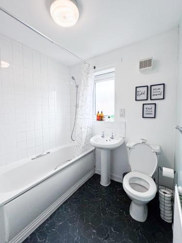 3 Bedroom House with Fast WiFi and Free Parking - TV's in Every Room, Manchester (fotografie 6)