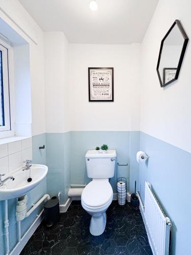 3 Bedroom House with Fast WiFi and Free Parking - TV's in Every Room, Manchester (fotografie 9)