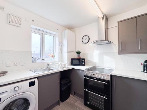 3 Bedroom House with Fast WiFi and Free Parking - TV's in Every Room, Manchester (fotografie 8)