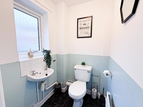 3 Bedroom House with Fast WiFi and Free Parking - TV's in Every Room, Manchester (fotografie 10)