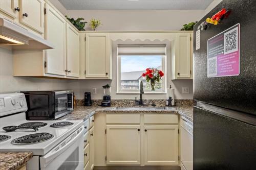 2 King BRs Balcony Resort Amenities Free Tix - image 5