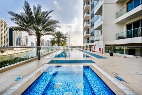 1BR Stunning Canal & Burj view, Luxury Stay at Fairview Residency, Dubaj (zdjęcie 3)