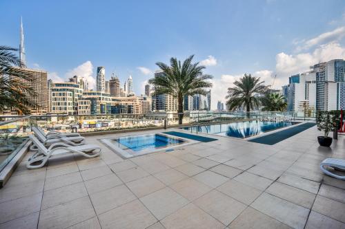 1BR Stunning Canal & Burj view, Luxury Stay at Fairview Residency, Dubaj (zdjęcie 8)