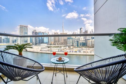 1BR Stunning Canal & Burj view, Luxury Stay at Fairview Residency, Dubaj (zdjęcie 10)