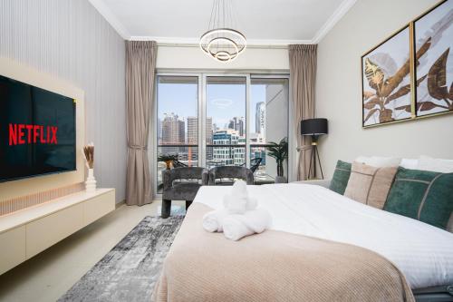 1BR Stunning Canal & Burj view, Luxury Stay at Fairview Residency, Dubaj (zdjęcie 4)