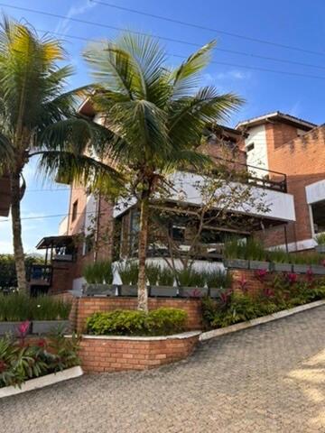 Praia da Enseada, 5 quartos, 4 vagas, 300mts Praia – khách sạn tại Vila Julia