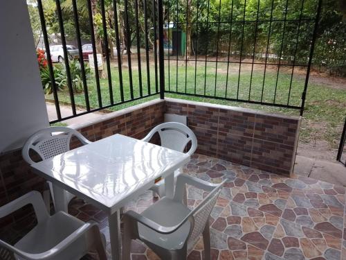 BONITA Y CÓMODA CASA DE 3 HABITACIONES EN cONJUNTO