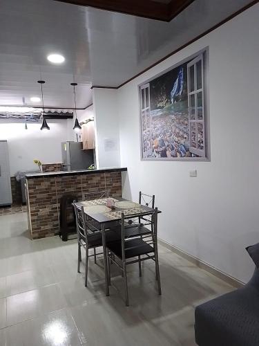 BONITA Y CÓMODA CASA DE 3 HABITACIONES EN cONJUNTO