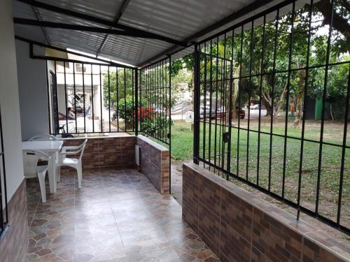 BONITA Y CÓMODA CASA DE 3 HABITACIONES EN cONJUNTO