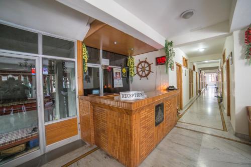 Лоби, Hotel Satkar Residency Manali - River Side in Манали