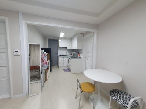 New open sale Haebangchon stay Itaewon Myeongdong Hongdae Insadong Gyeongbokgung palace