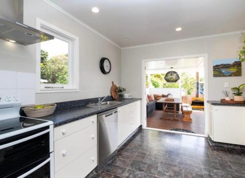 Beach front home stay - Entire home in Te Awanga