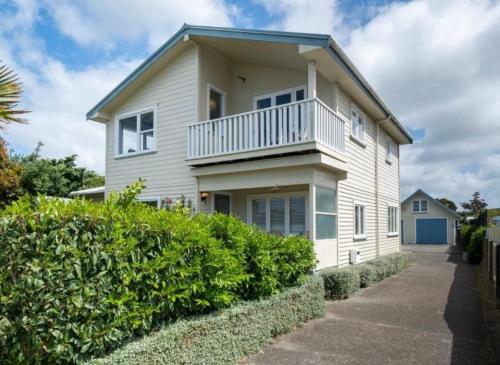 Beach front home stay - Entire home in Te Awanga
