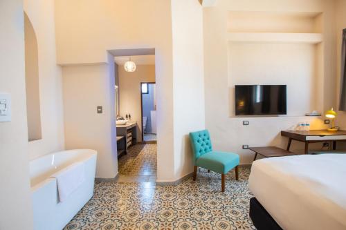 Deluxe Double Room with Bath image 3
