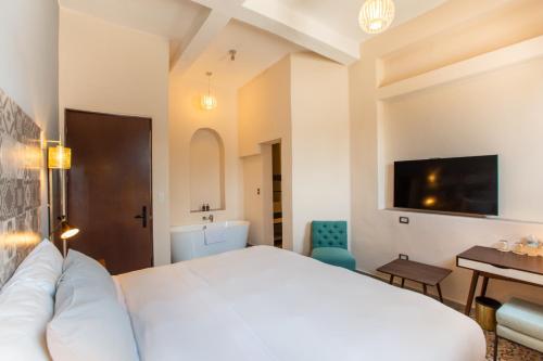 Deluxe Double Room with Bath image 2