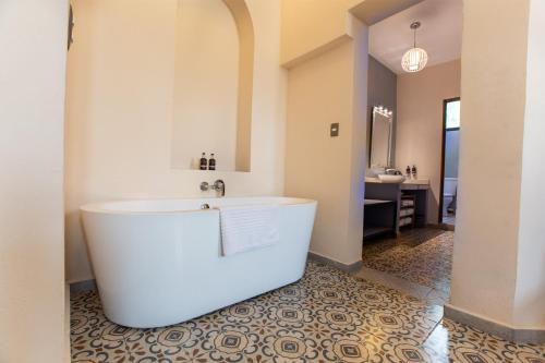 Deluxe Double Room with Bath image 1