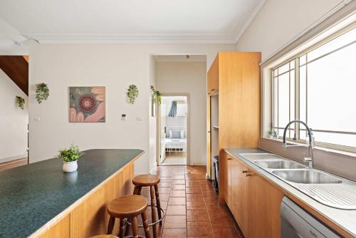 Quaint Double Room - Convenient Spot in Bexley - Shared Bathroom - Carss Park