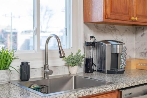New Cozy retreat with parking and gameroom Minutes to NYC in Hoboken (Nj)
