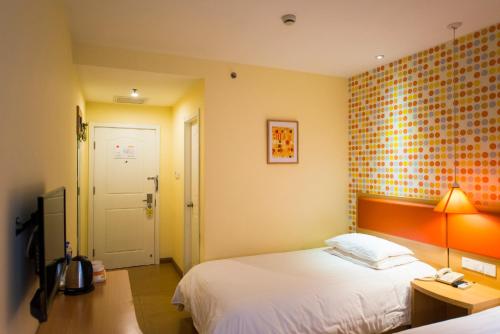 Home Inn Nanjing Andemen Metro Station Home Inn Nanjing Andemen Metro Station is conveniently located in the popular Yuhuatai District area. Offering a variety of facilities and services, the property provides all you need for a good night