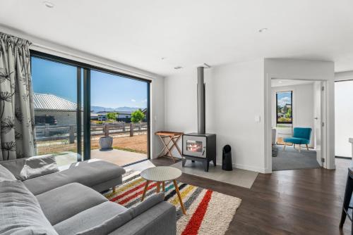 Exterior view, The Alpine Patch - Wanaka Holiday Home in Albert Town