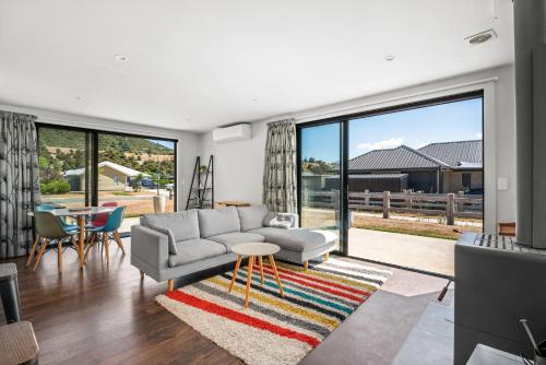 Exterior view, The Alpine Patch - Wanaka Holiday Home in Albert Town