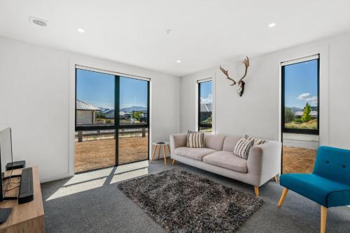 Exterior view, The Alpine Patch - Wanaka Holiday Home in Albert Town