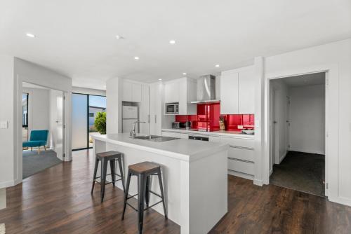 Exterior view, The Alpine Patch - Wanaka Holiday Home in Albert Town