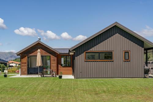 Exterior view, The Alpine Patch - Wanaka Holiday Home in Albert Town