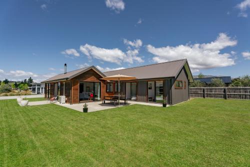 Exterior view, The Alpine Patch - Wanaka Holiday Home in Albert Town