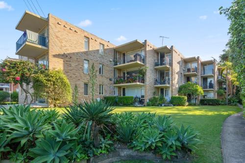 Chic 1-Bed Apartment by Balmoral Beach - image 5