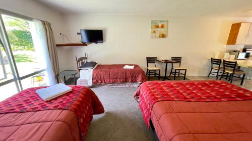 1 queen bed, 2 twin beds