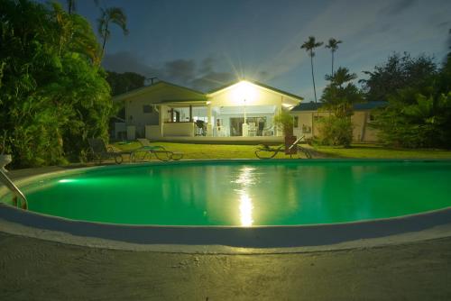 בריכת שחיה, Almarlene House, spacious home sea view, large pool, patios, cot, cook in Marisule