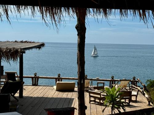Padel Lodge Koh Chang in Bang Bao Bay
