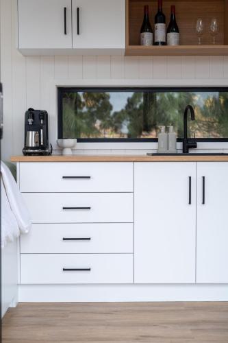 virtuve, ARBY - Irvine Wines Tiny Home in Flaxman Valley