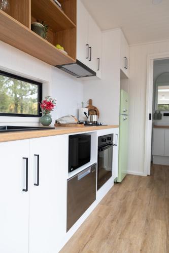 virtuve, ARBY - Irvine Wines Tiny Home in Flaxman Valley