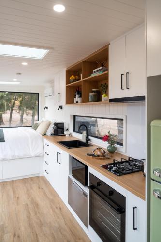 virtuve, ARBY - Irvine Wines Tiny Home in Flaxman Valley