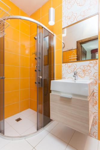 Double Room with Extra Bed (2 Adults + 1 Child) image 1