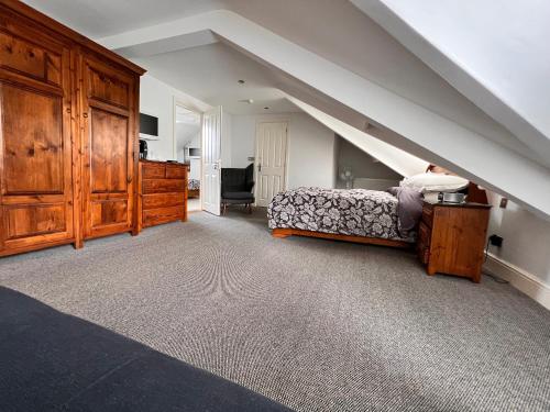 1 queen bed, 1 sofa bed