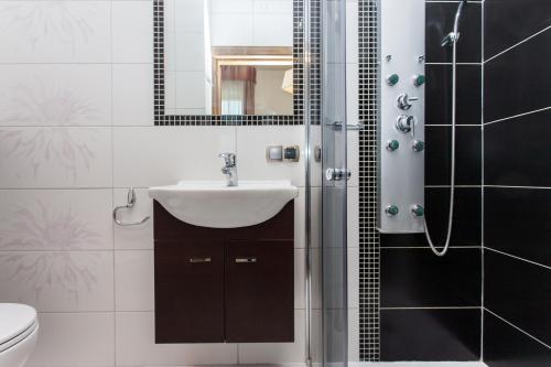 Standard Twin Room image 9