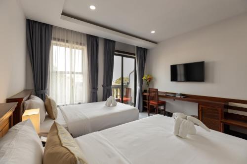 Deluxe Twin Room with Balcony - Free Shuttle to City image 10