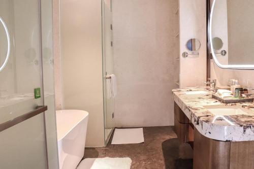 646055273 Holiday Inn Express Chongqing Nanbin Road by IHG