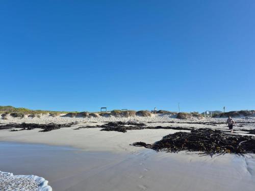 Lingkungan sekitar, Seaside Haven in Pantai Pearly