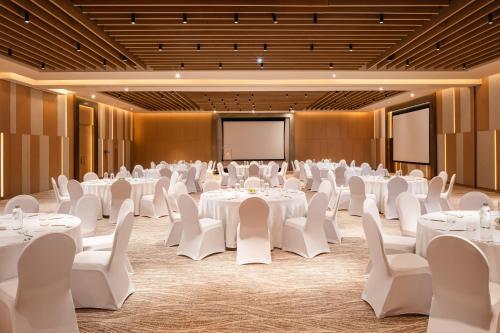 646059711 Holiday Inn & Suites - Dubai Science Park by IHG